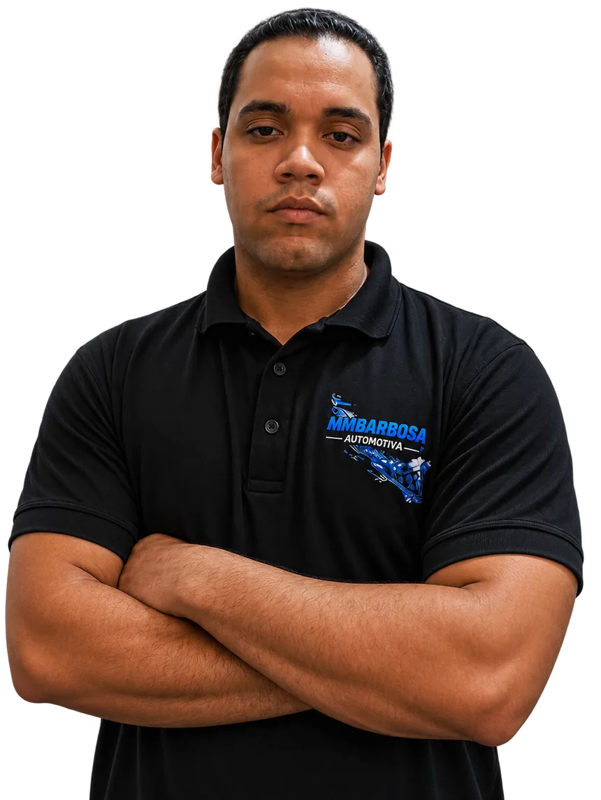 Flávio Júnior, mecânico da MMBarbosa Automotiva, de camisa polo preta com a logomarca da oficina