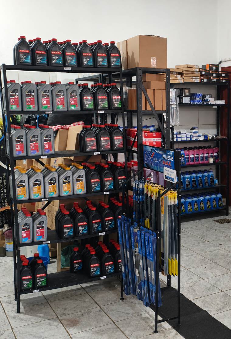 Prateleiras da MMBarbosa Automotiva com óleos Motul, aditivos, filtros e palhetas Kopermax